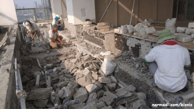 pembongkaran mosaic lama dan beton