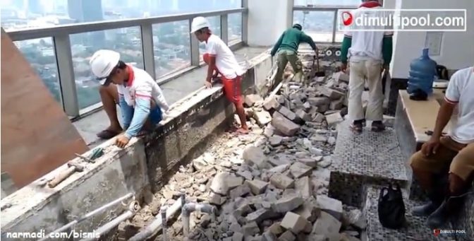 Merenovasi kolam renang di Apartemen Dharmawangsa