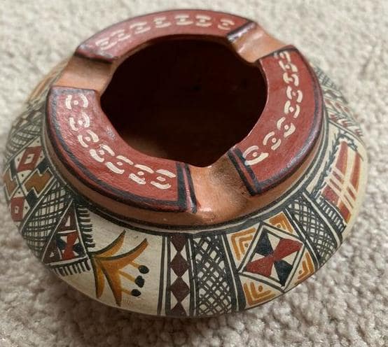 Asbak contoh kerajinan dari tanah liat