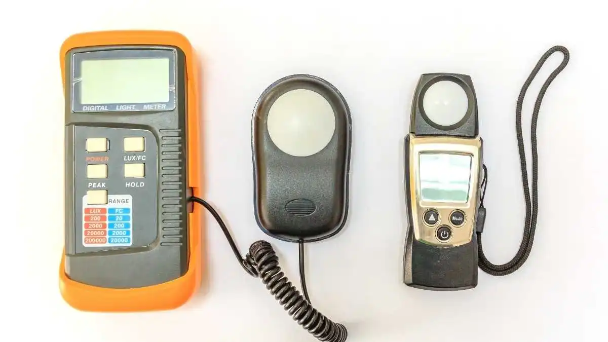 Alat Lux Meter untuk memverifikasi standar pencahayaan di ruang kerja beserta cara pengukurannya menurut SNI 7062:2019