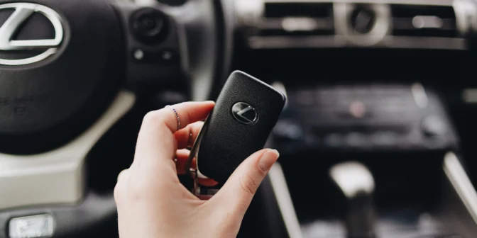 menggunakan keyless mobil