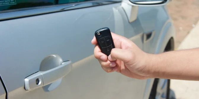 menggunakan keyless mobil