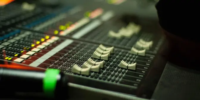 Mixer Analog vs Digital: Mana yang Lebih Cocok untuk Studio Anda?