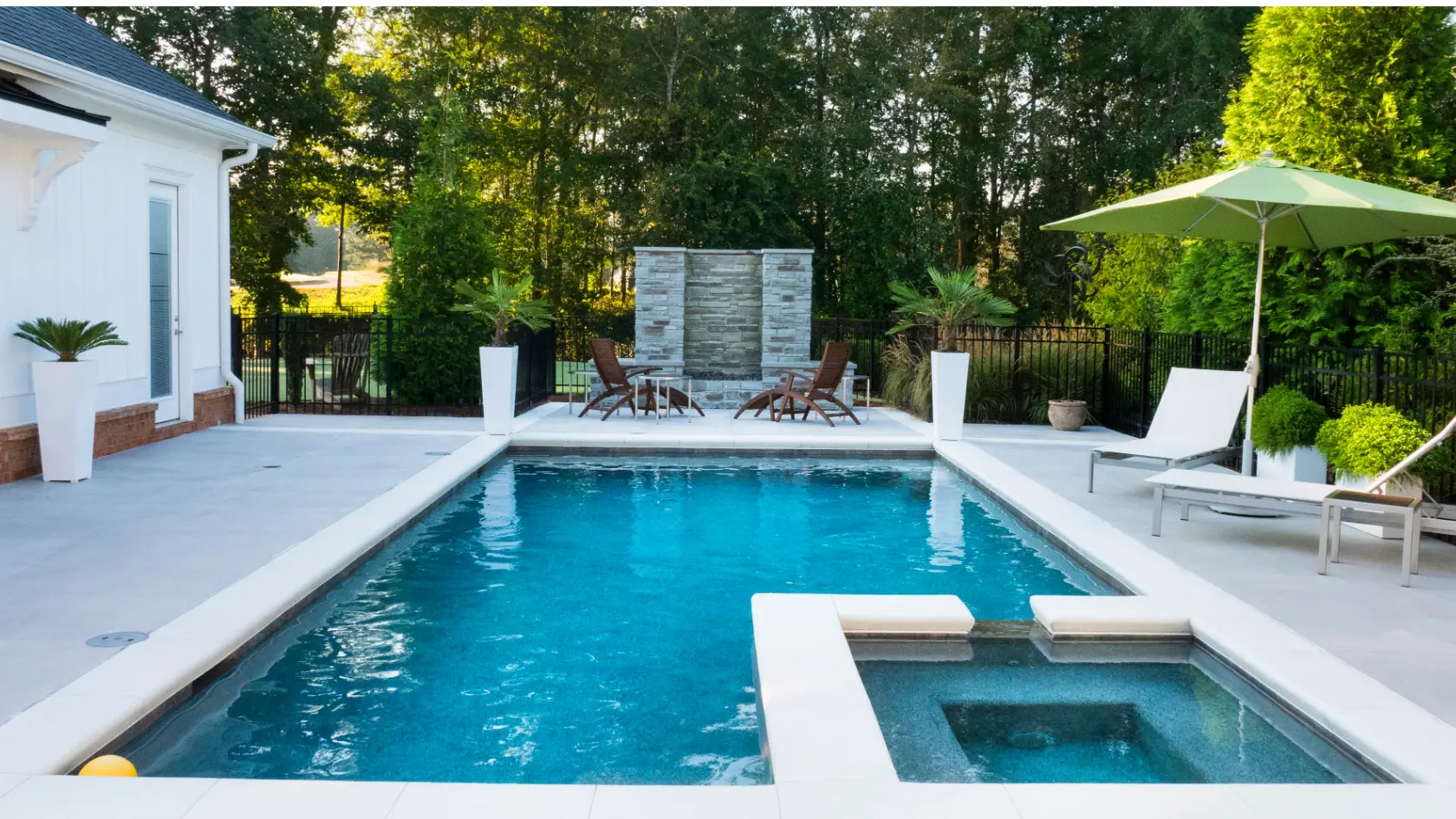 menggunakan jasa desain kolam renang