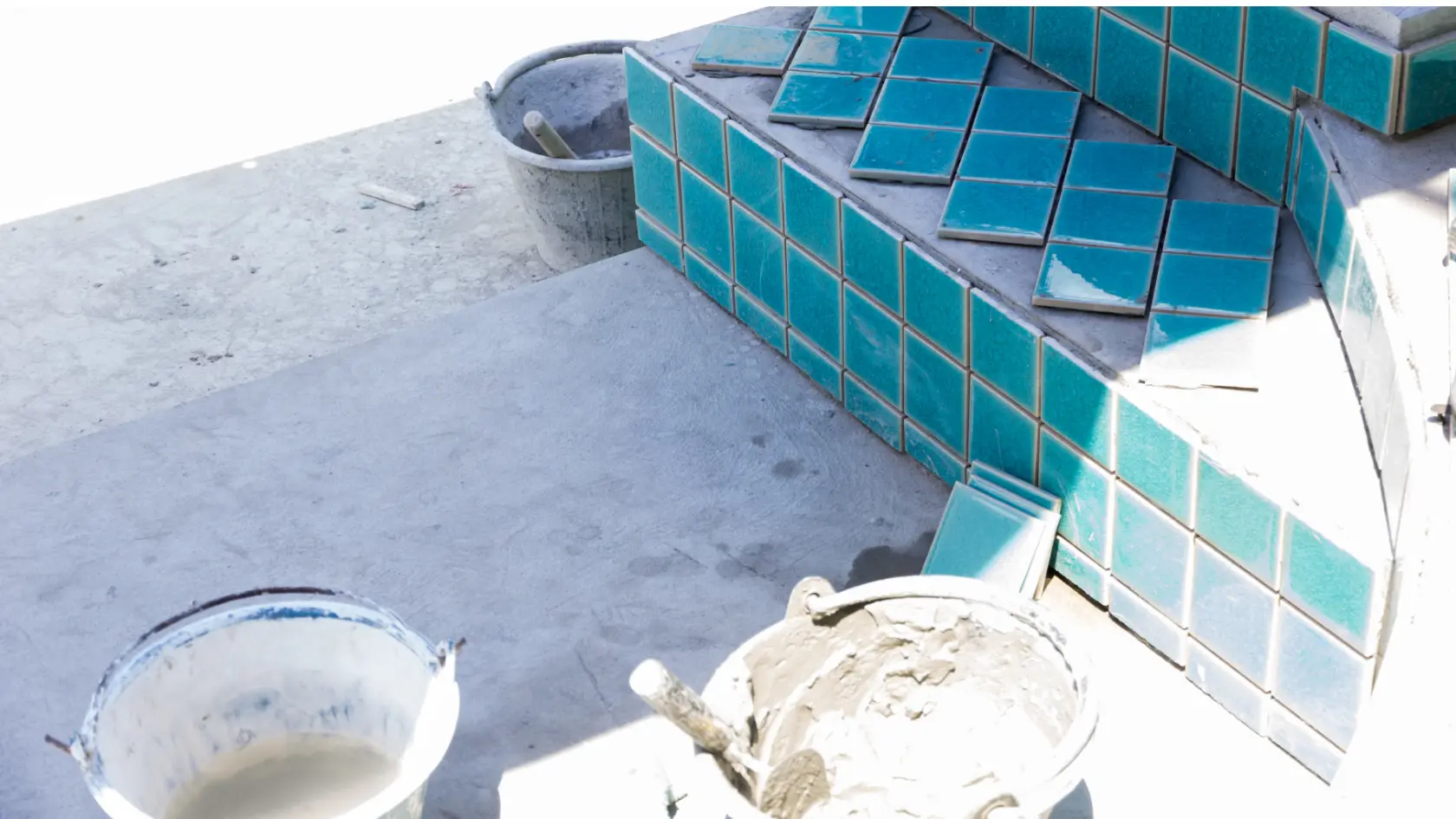 menggunakan jasa renovasi kolam renang