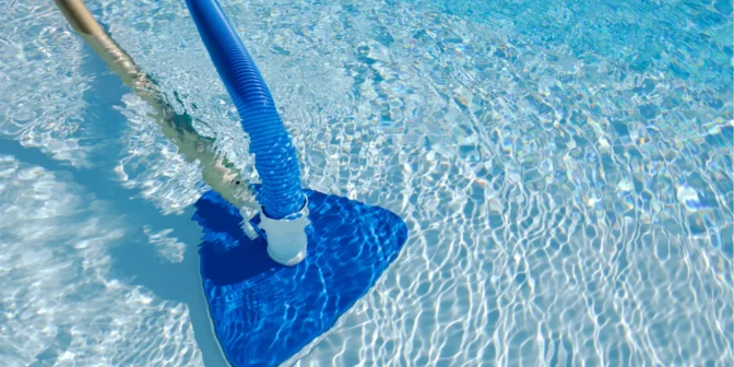 7 Peralatan Kolam Renang yang Wajib Dimiliki untuk Kebersihan dan Kenyamanan