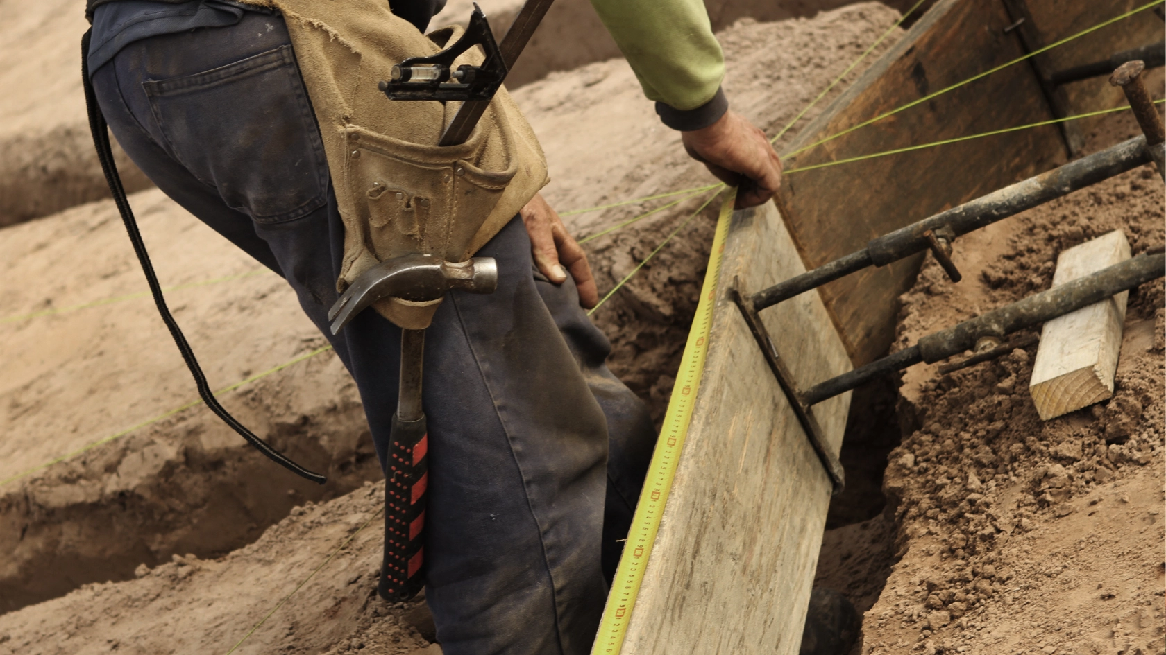 Tahap pemasangan bekisting pada kolam renang