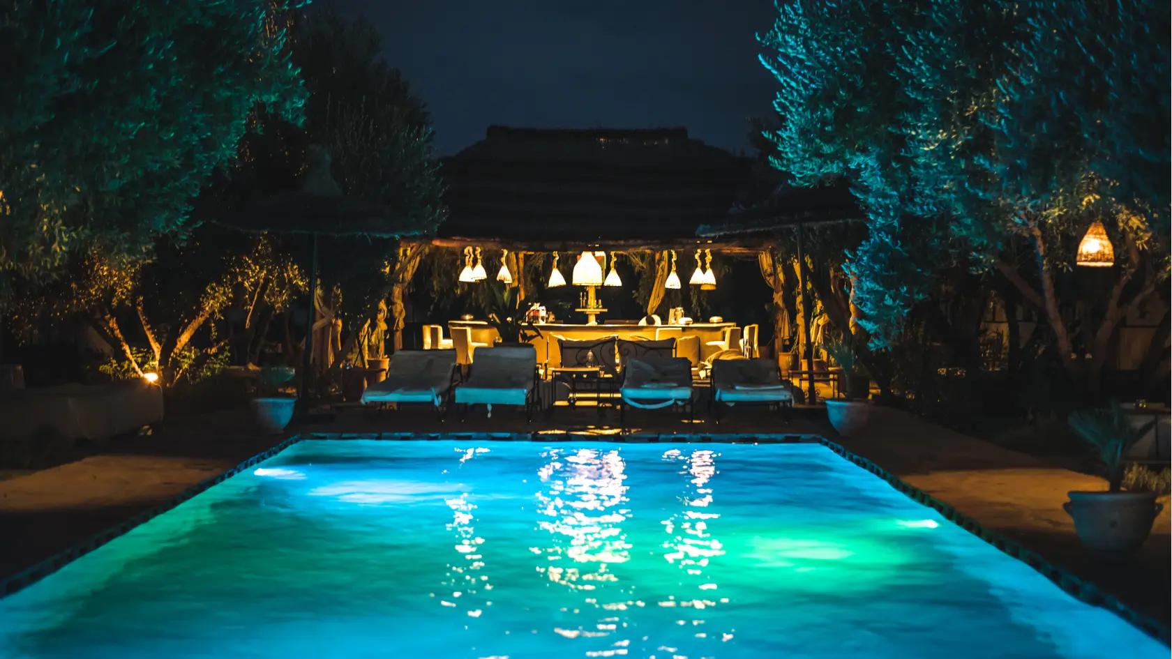 memilih lampu kolam renang