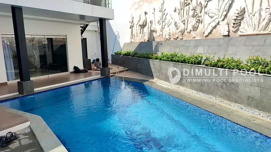 pengisian air kolam renang