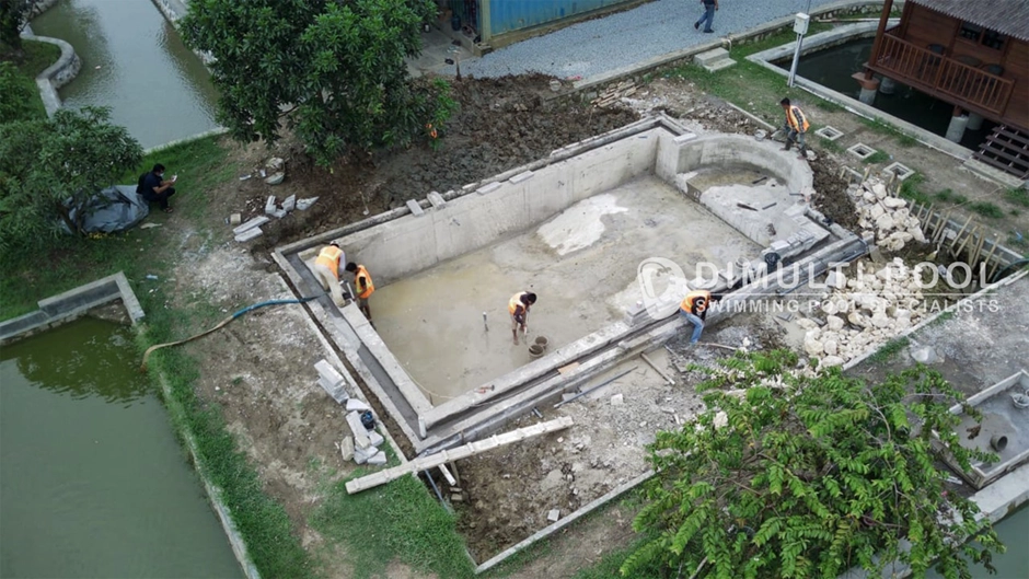 proses pengecoran pembangunan kolam renang