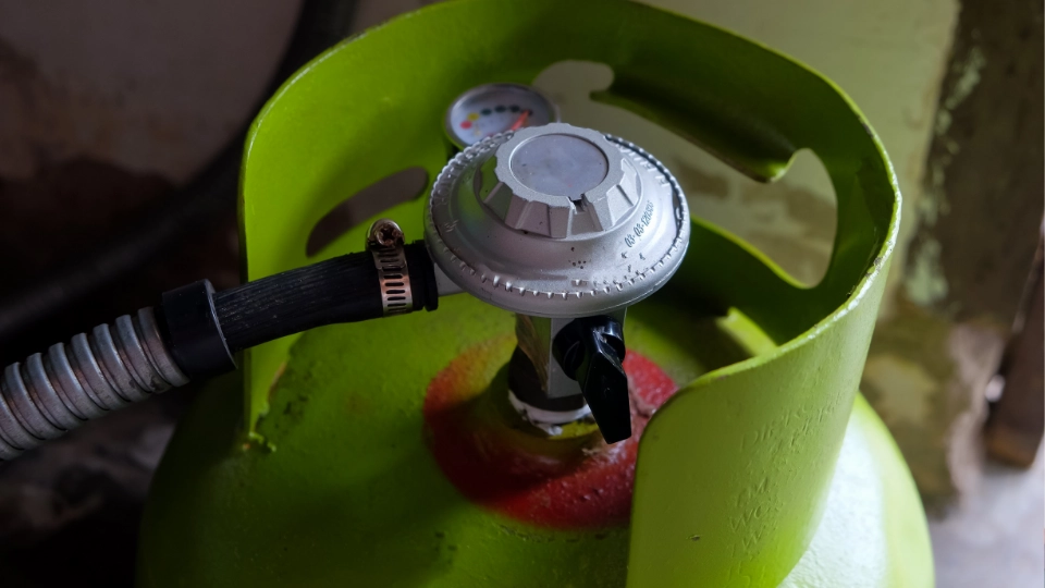 Periksa regulator gas