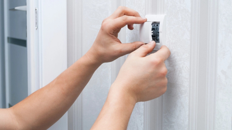 Pasang saklar dan tutup