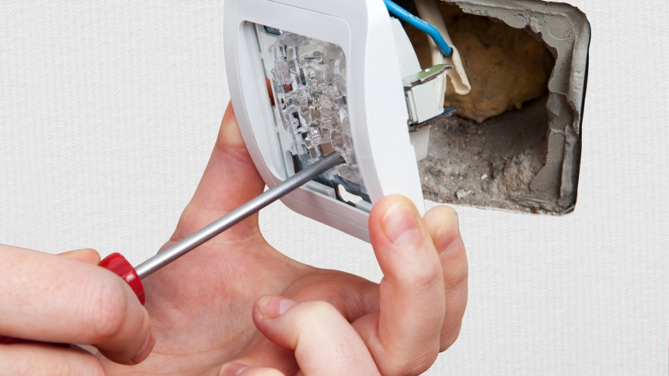 Ganti saklar jika diperlukan