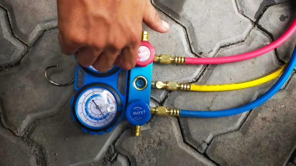 Pengisian refrigeran dan uji coba