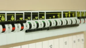 perbedaan mcb dan mccb - Narmadi.co.id