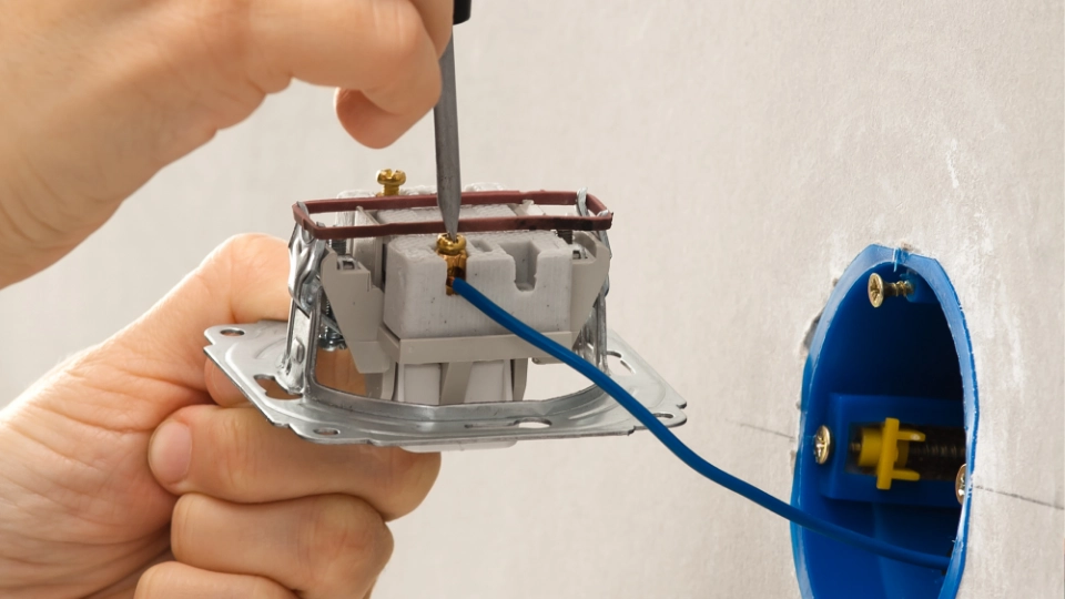 Sambungkan saklar baru