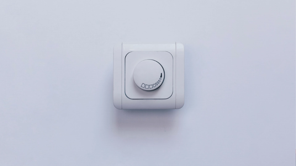 Pilih saklar yang kompatibel dengan lampu yang digunakan