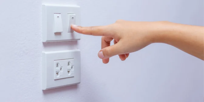 perbedaan saklar dan stopkontak