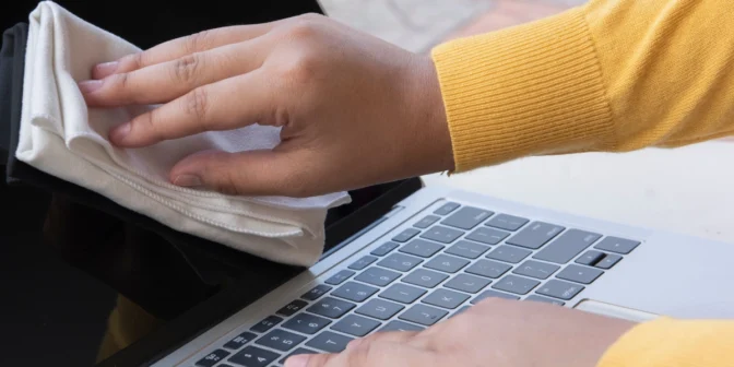 Cara Membersihkan Layar Laptop dengan Aman Tanpa Merusak Permukaan