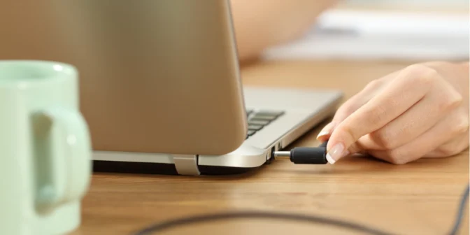 Charger Laptop Rusak? Coba Hindari 10 Kebiasaan Ini agar Tetap Awet