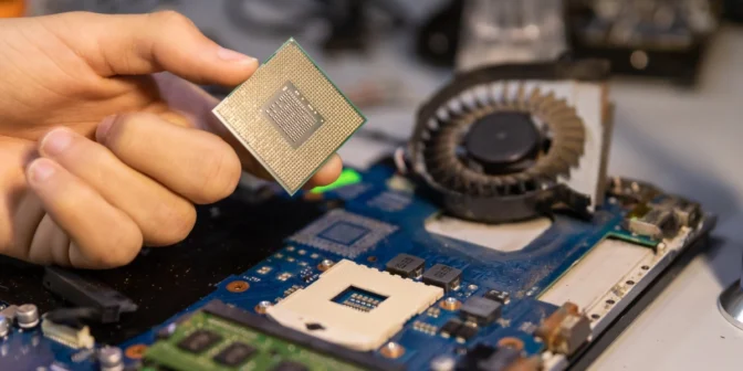 Layar Laptop Bergaris? Ini 5 Penyebab Utamanya yang Perlu Anda Tahu!