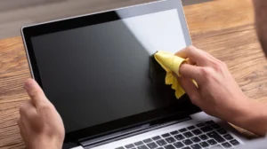 cara membersihkan layar laptop - Narmadi.co.id