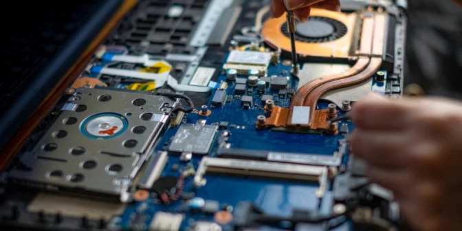 Layar Laptop Bergaris? Ini 5 Penyebab Utamanya yang Perlu Anda Tahu!