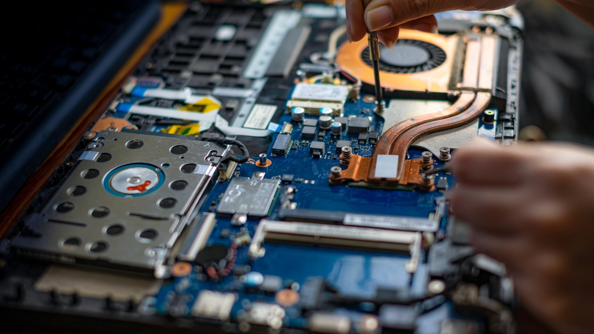 Penyebab Utama Layar Laptop Bergaris