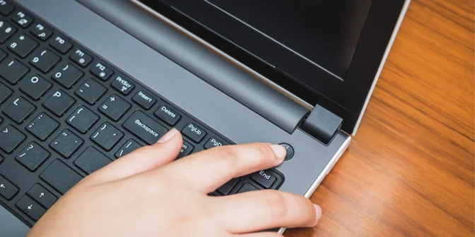 layar laptop bergerak sendiri