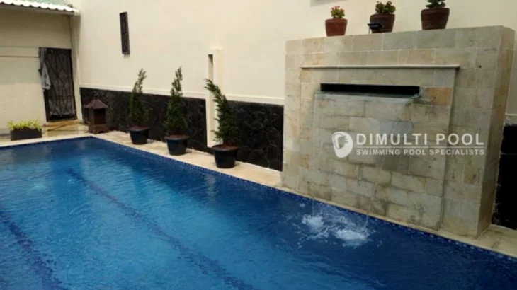 Hasil akhir pembuatan kolam renang apak Ronnie di Bogor. Ini contoh desain kolam lap pool buat anda.