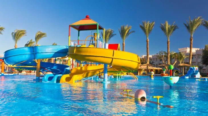 Ilustrasi waterpark, salah satu jenis kolam renang umum. Ini tipe kolam renang umum yang perlu anda ketahui.