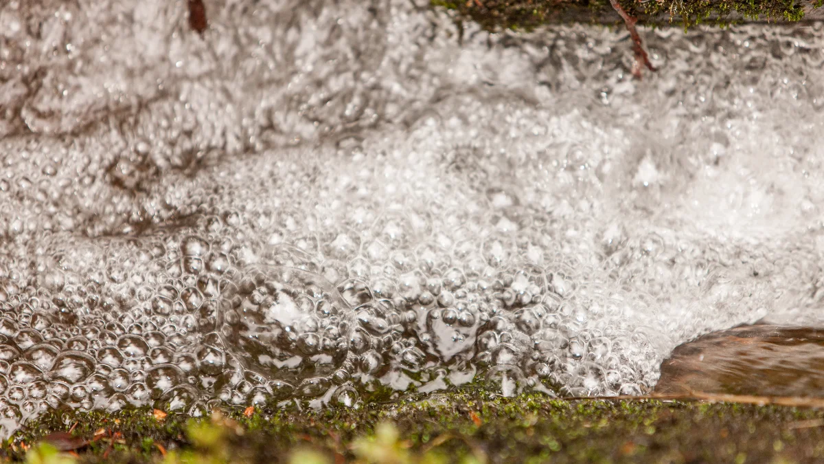4 Cara Menjernihkan Air Kolam Renang yang Berbusa, Easy!