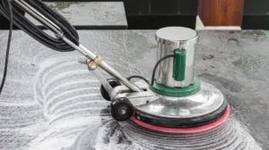 membersihkan batu alam kolam renang