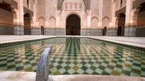 memilih mozaik kolam renang