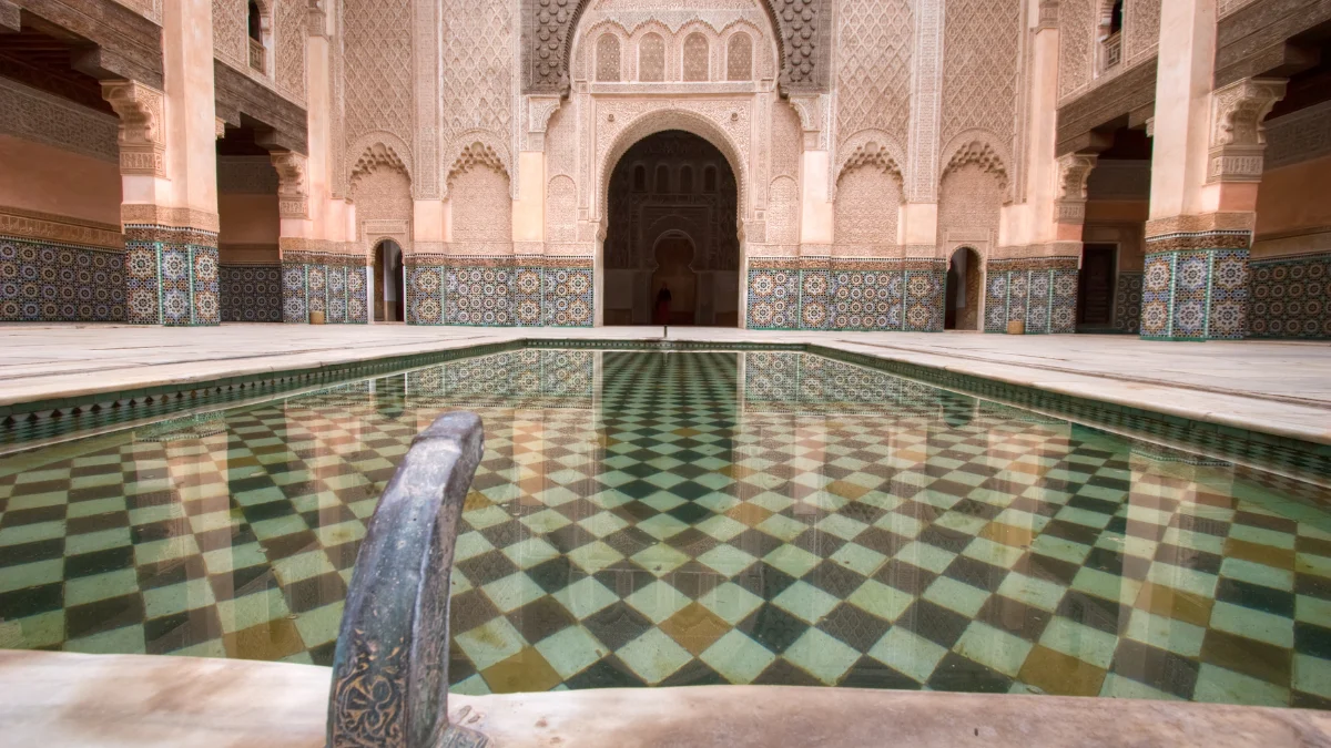 memilih mozaik kolam renang