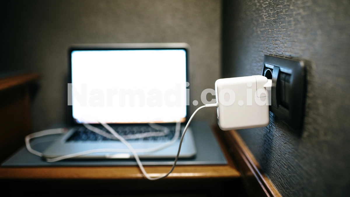 penyebab baterai laptop bocor karena Membiarkan laptop menyala sambil tetap terhubung ke charger
