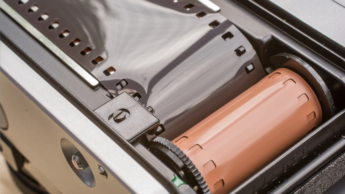 memasang roll film - Narmadi.co.id