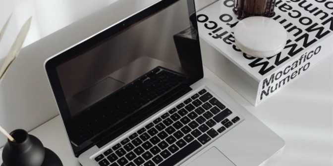 layar laptop bercak putih