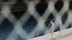 pembatas kolam renang - Narmadi.co.id