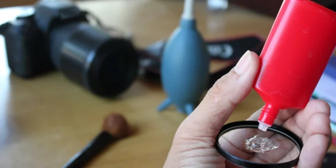 membersihkan lensa kamera