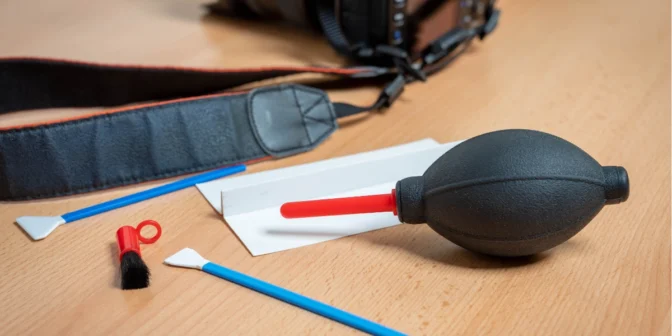 membersihkan sensor kamera