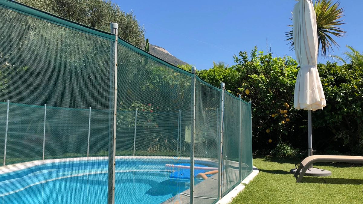 pembatas kolam renang 