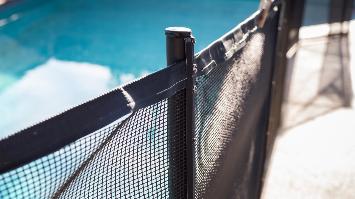 pembatas kolam renang 