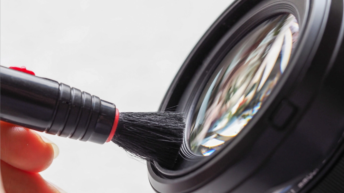 membersihkan lensa kamera - Narmadi.co.id