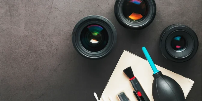 membersihkan lensa kamera