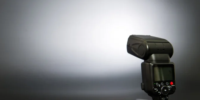 menggunakan flash kamera