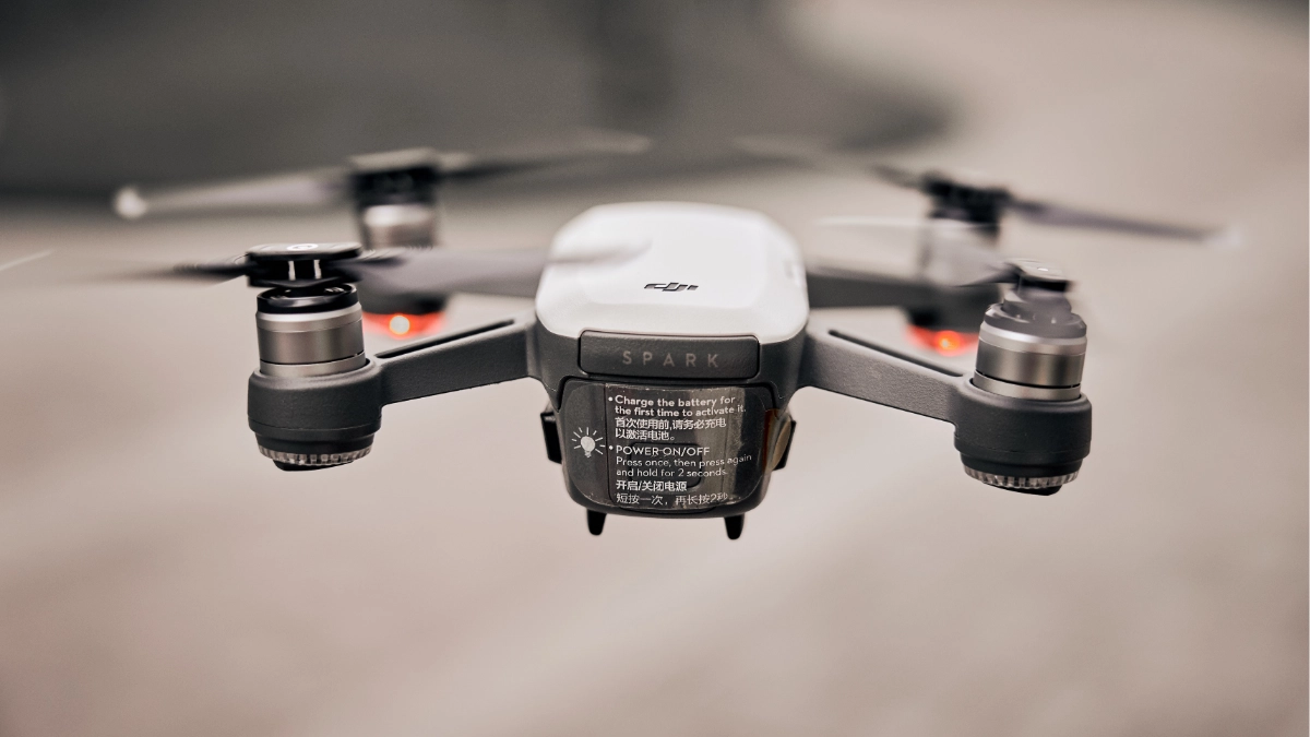 Hindari Menerbangkan Drone dalam Kondisi Cuaca Buruk