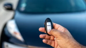 menggunakan keyless mobil