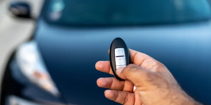 menggunakan keyless mobil