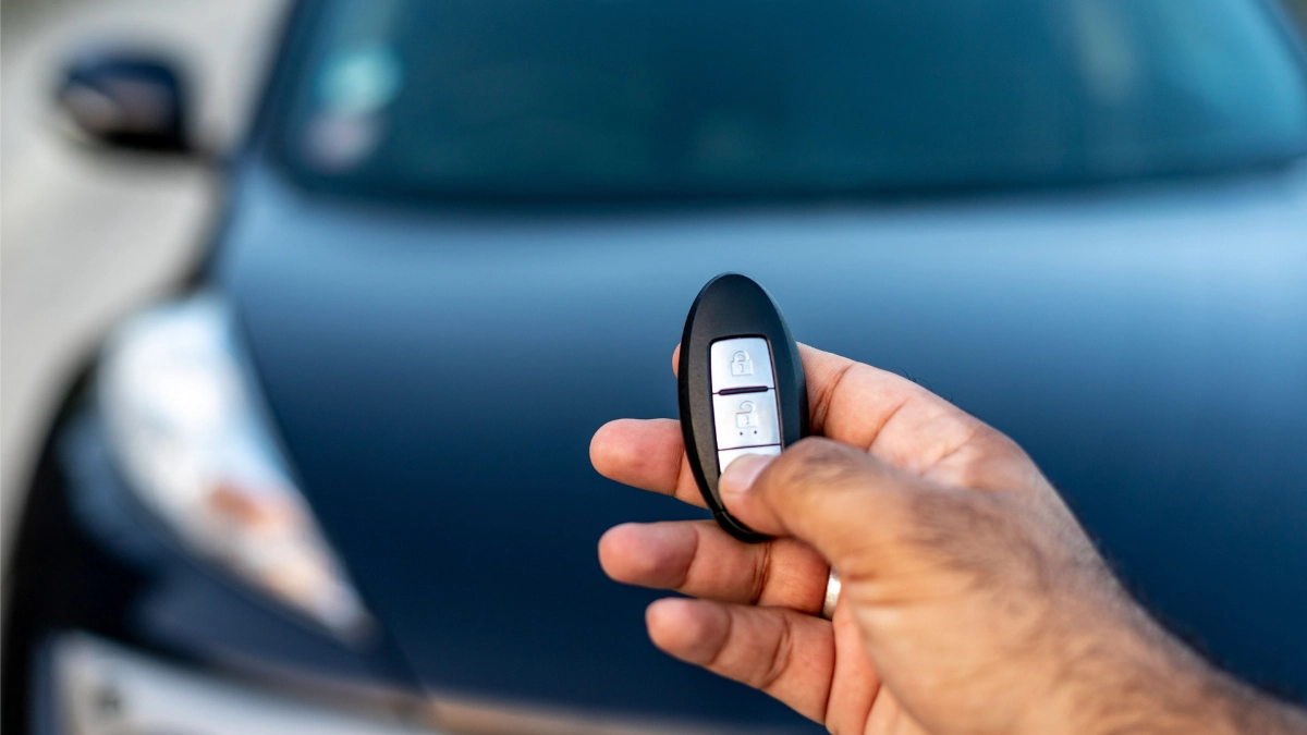menggunakan keyless mobil
